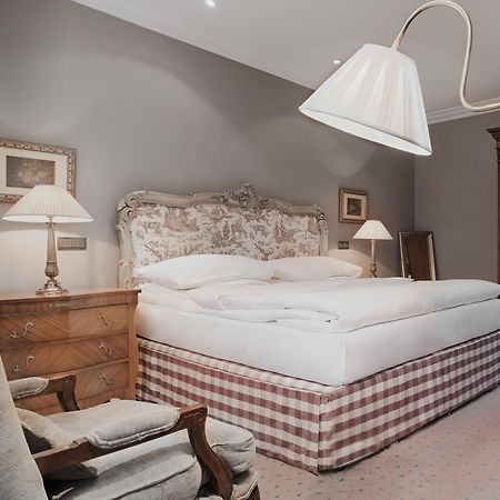 Schlosshotel Berlin Exterior photo A bed with a bed skirt