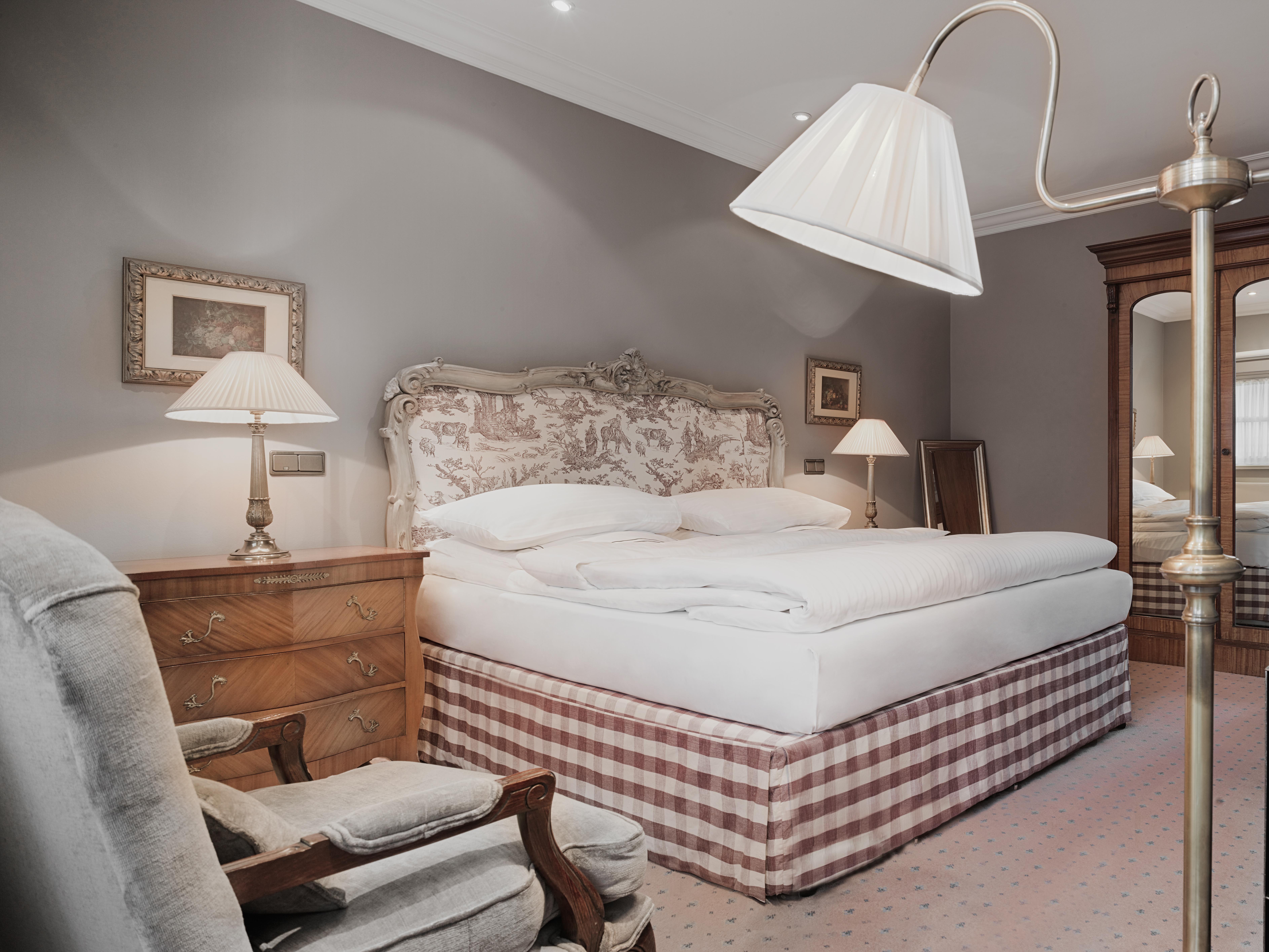 Schlosshotel Berlin Exterior photo A bed with a bed skirt