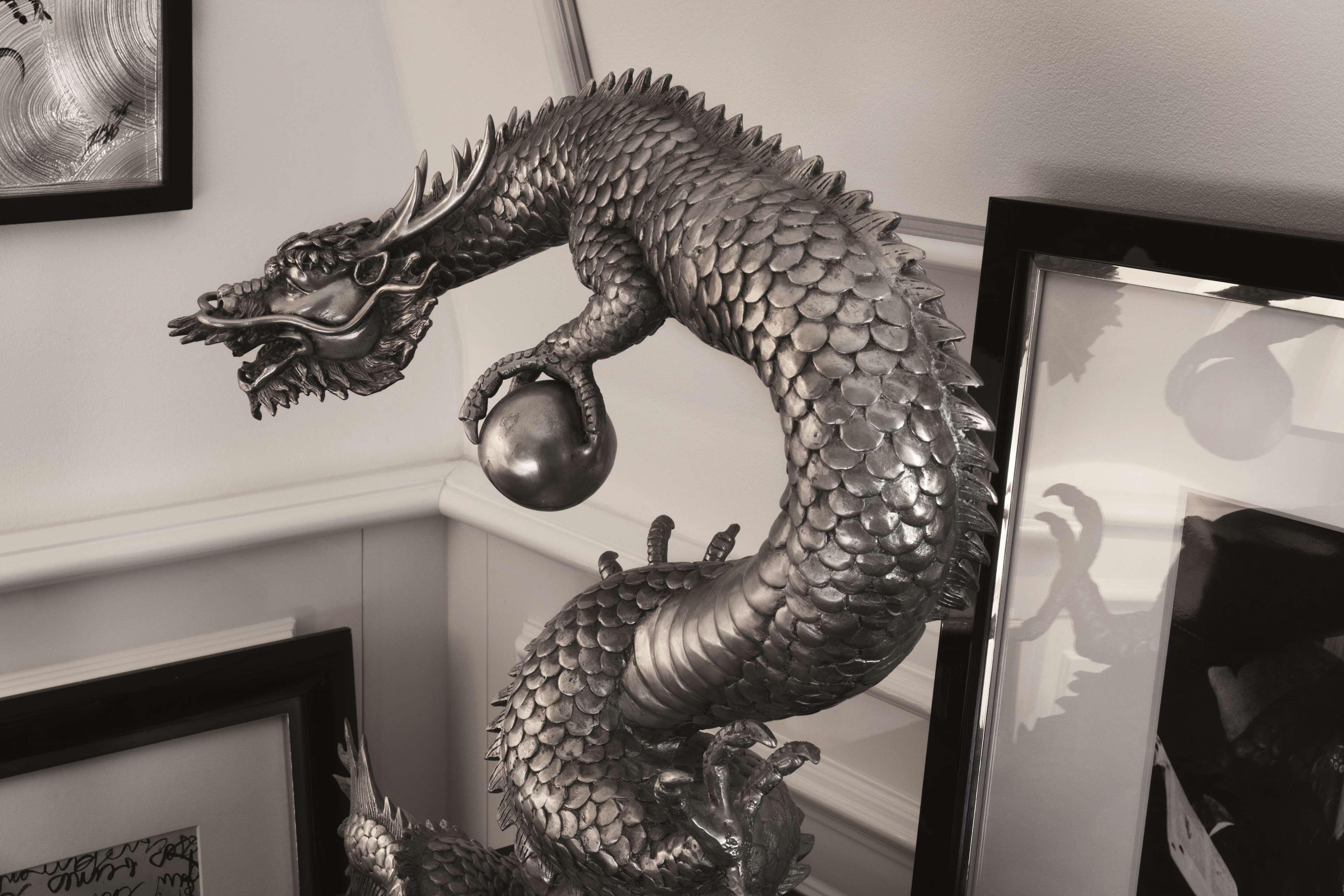 Schlosshotel Berlin Exterior photo A dragon sculpture