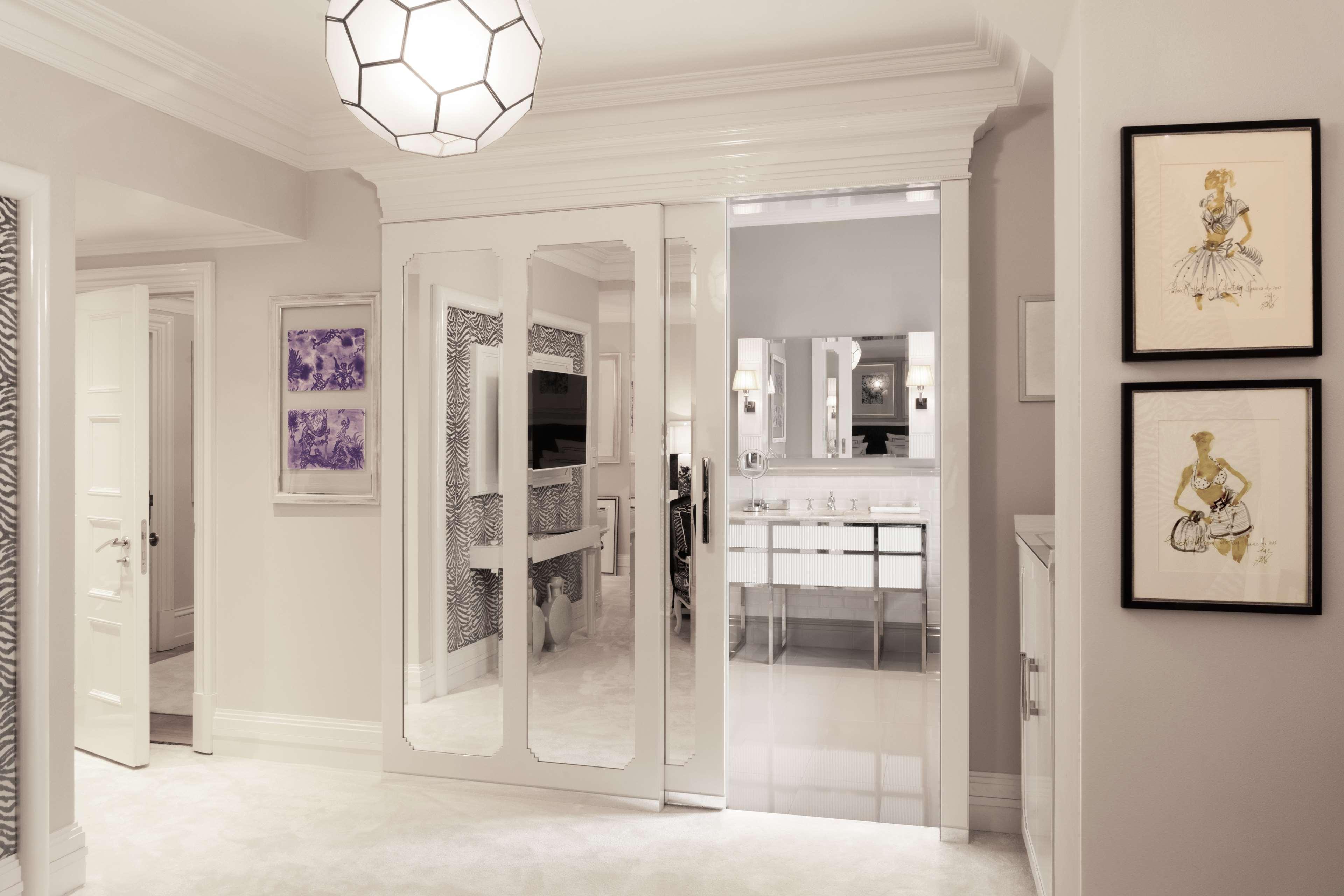 Schlosshotel Berlin Exterior photo A mirrored interior door