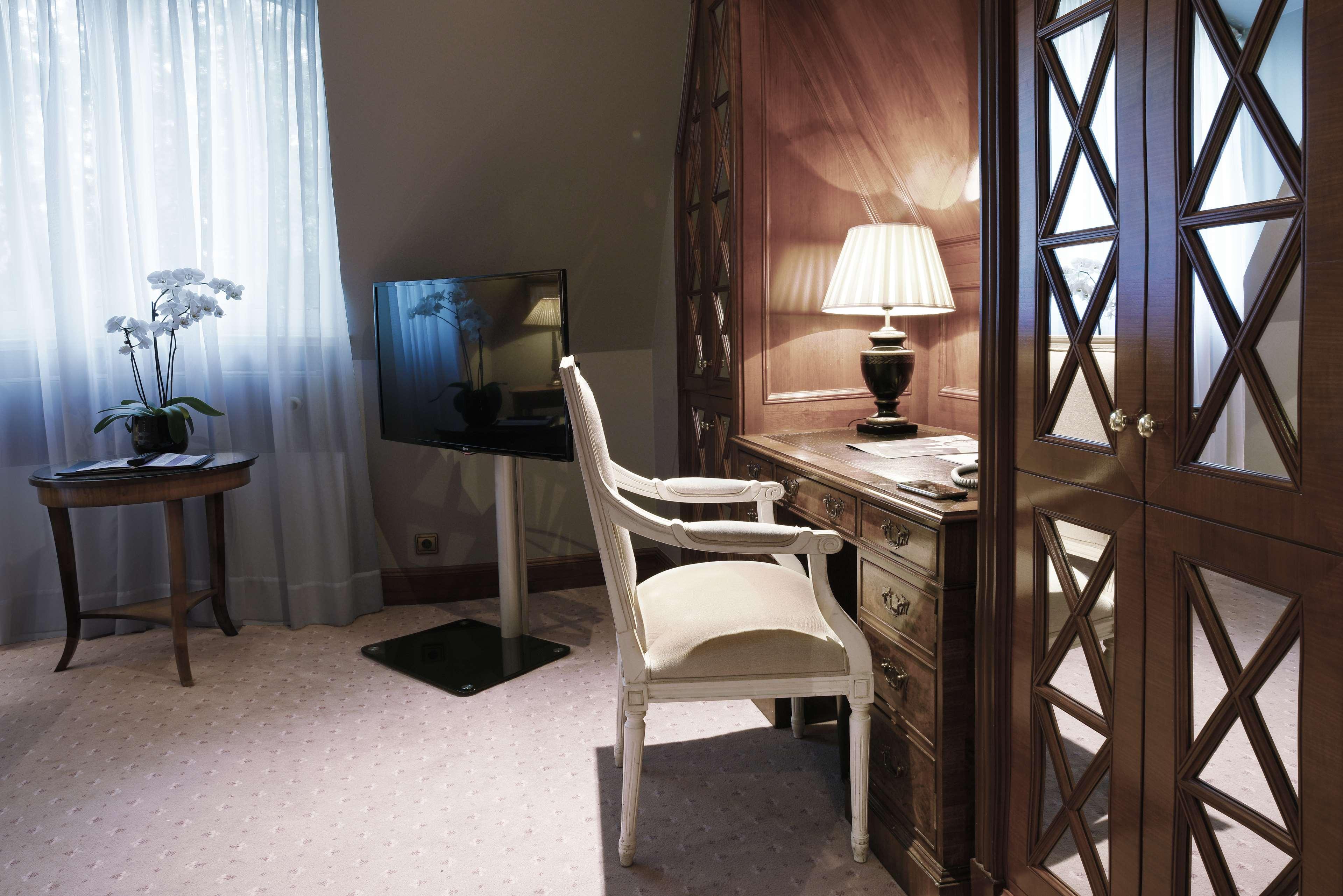 Schlosshotel Berlin Exterior photo A room at the hotel