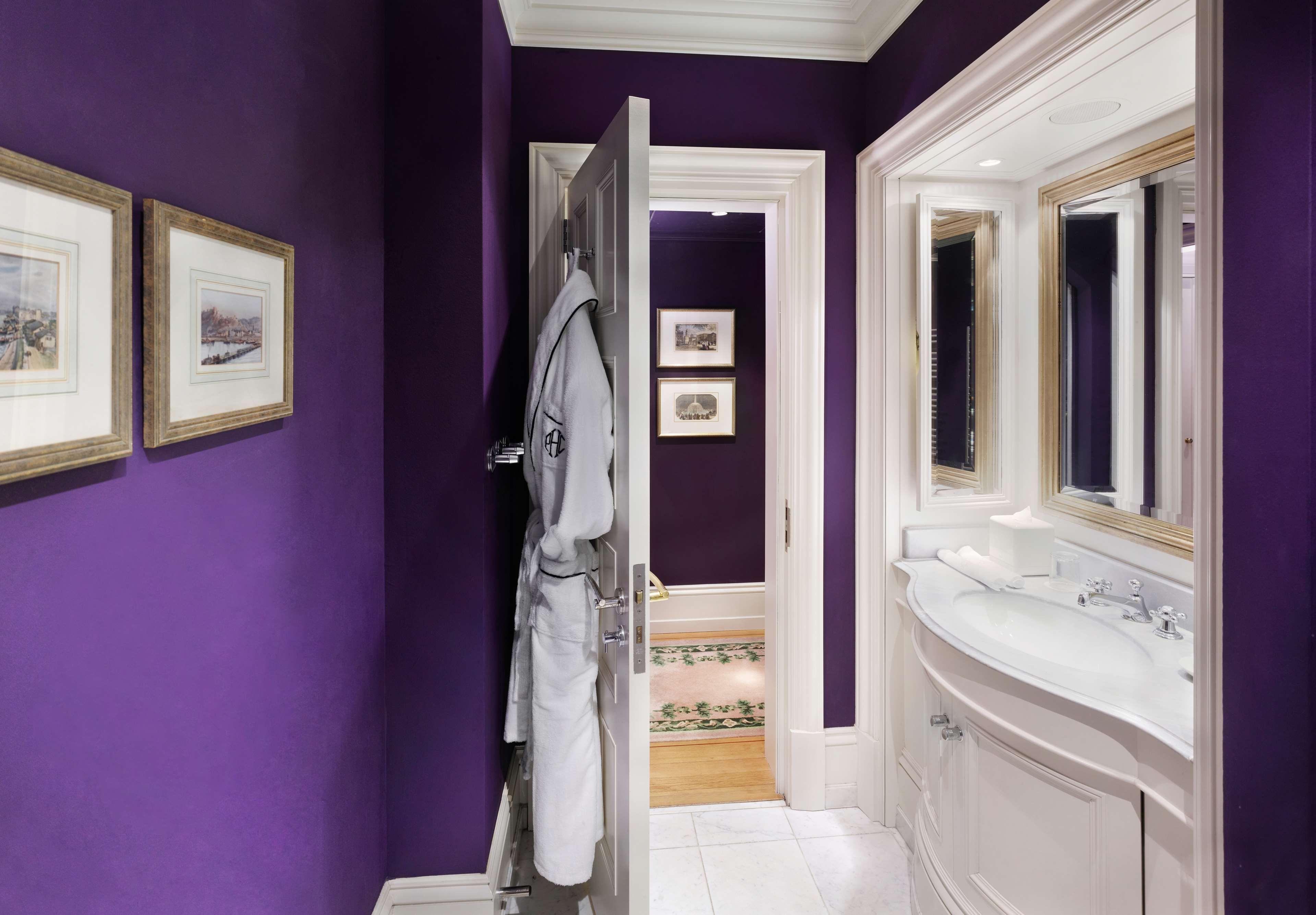 Schlosshotel Berlin Exterior photo A purple bathroom