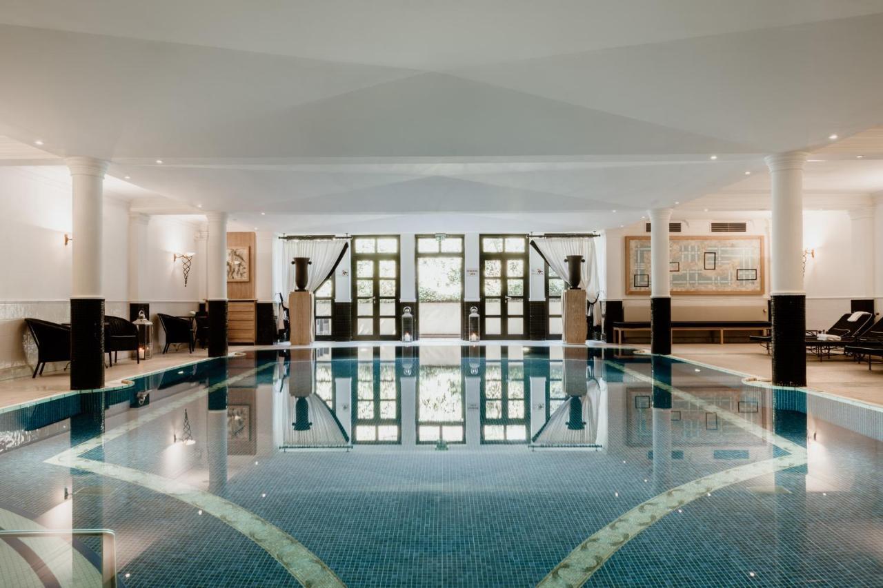 Schlosshotel Berlin Exterior photo The swimming pool at the hotel