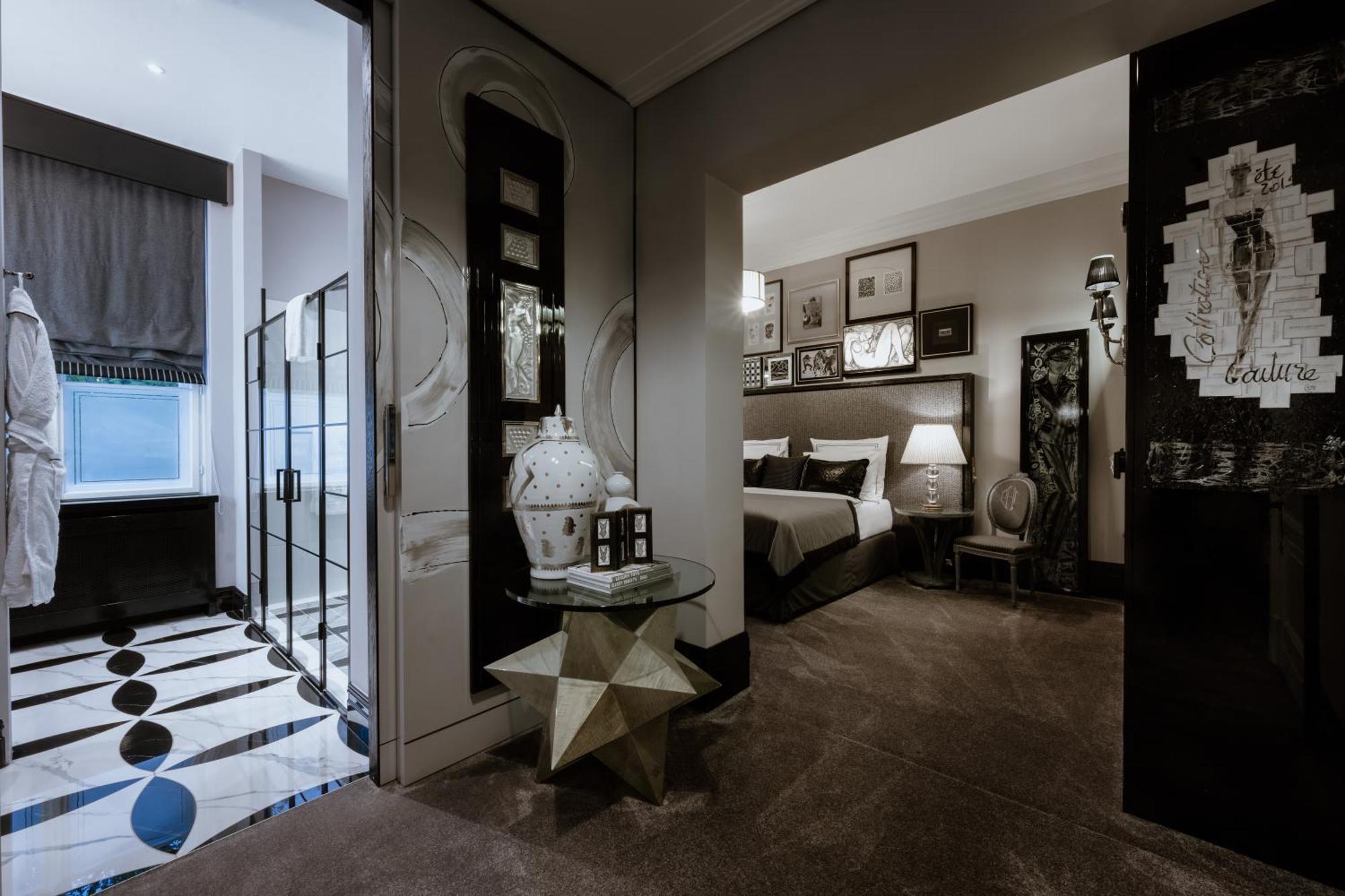 Schlosshotel Berlin Exterior photo A suite at the Mandarin Oriental, Paris