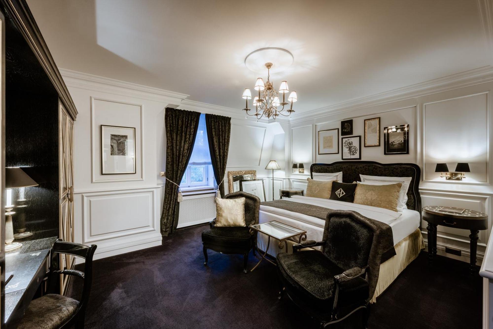 Schlosshotel Berlin Exterior photo A suite at the hotel