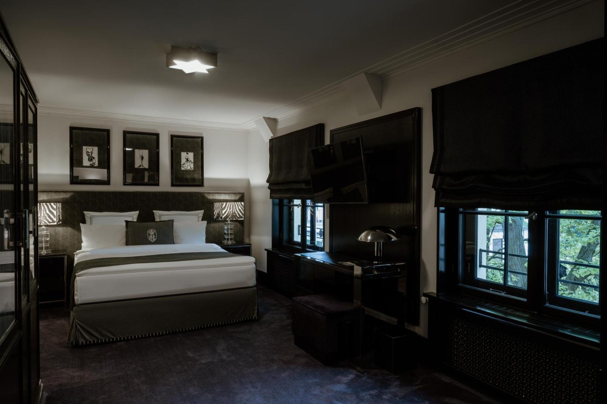 Schlosshotel Berlin Exterior photo A room at the hotel
