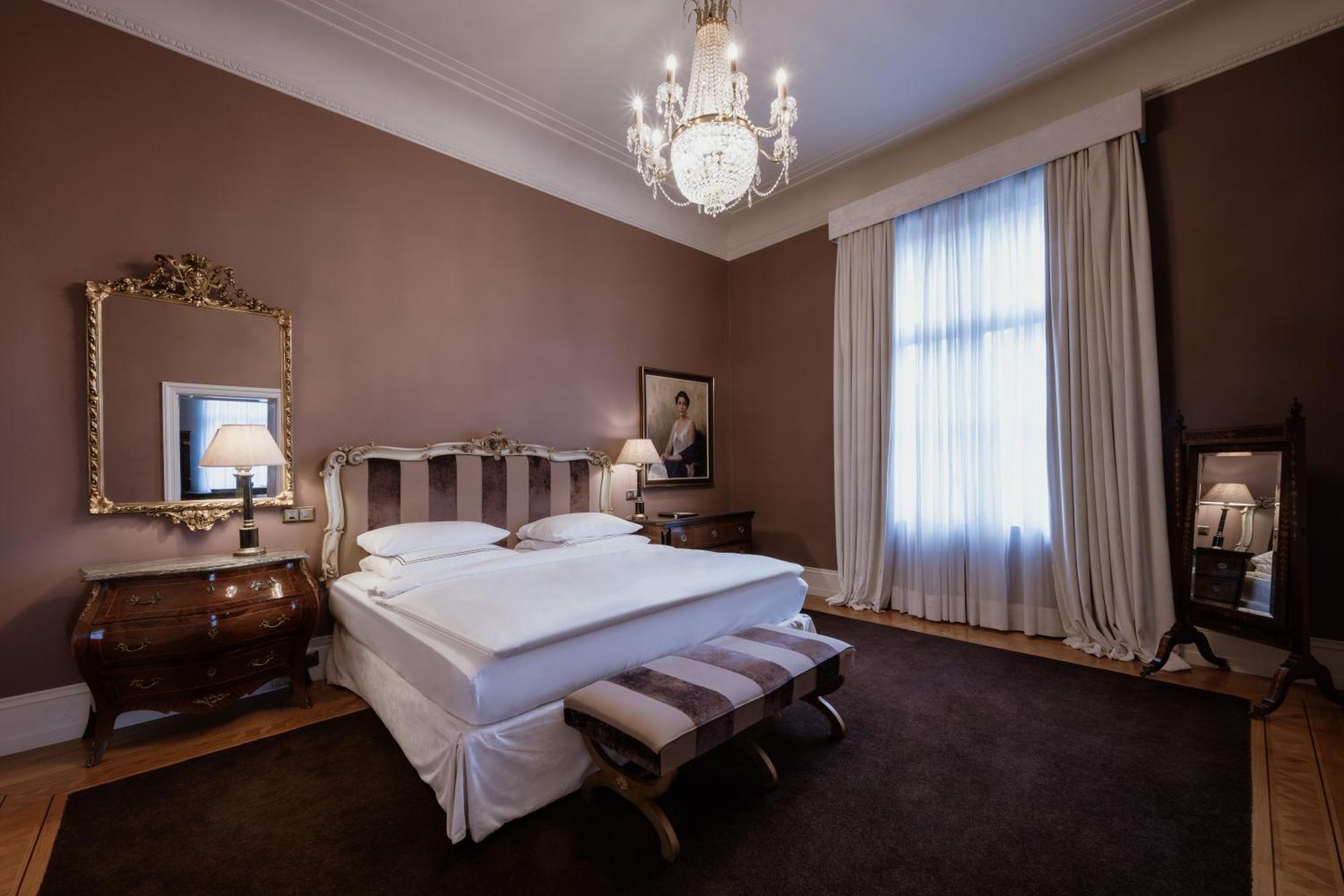Schlosshotel Berlin Exterior photo A room at the hotel
