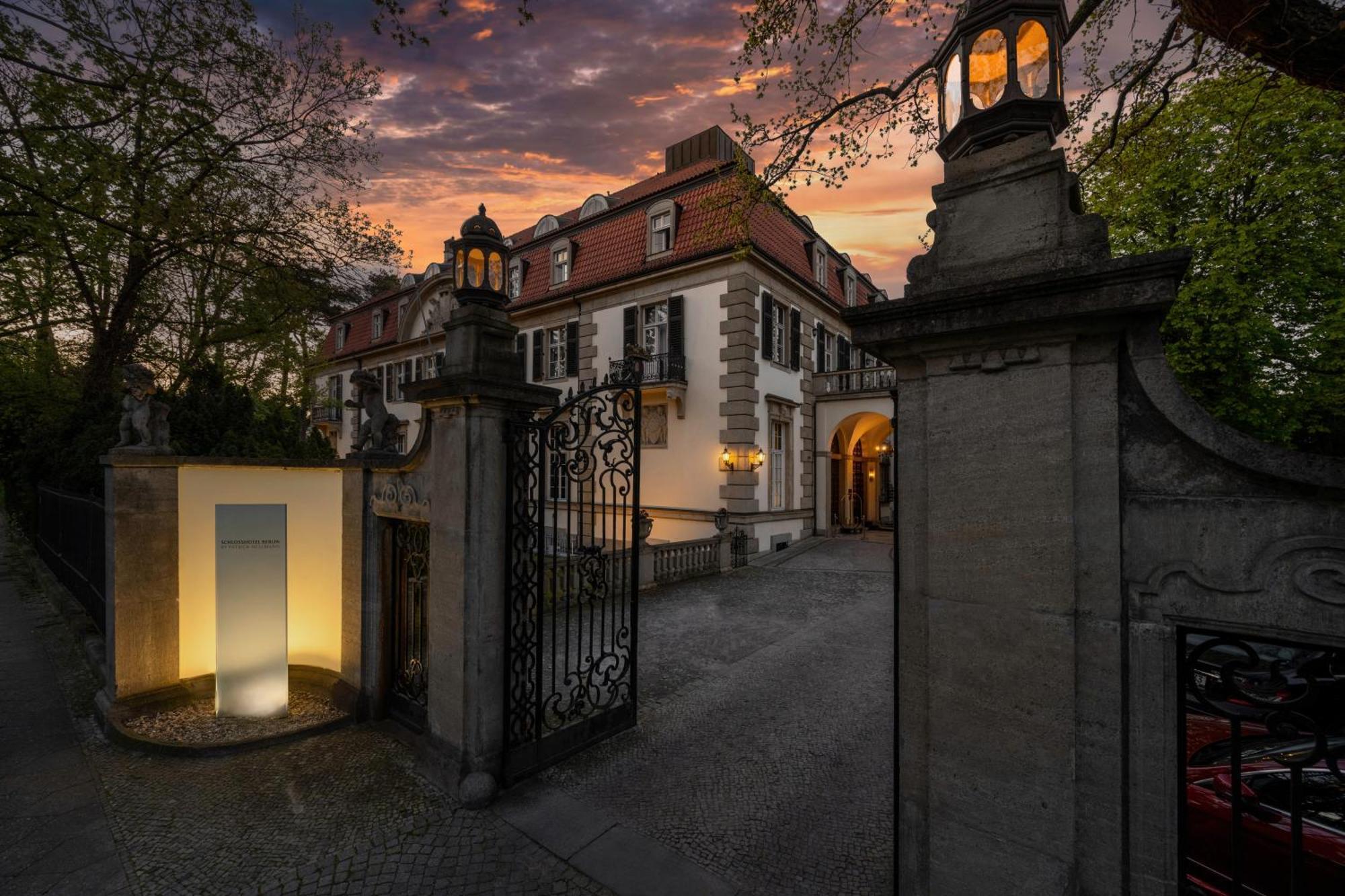 Schlosshotel Berlin Exterior photo The gate of the villa