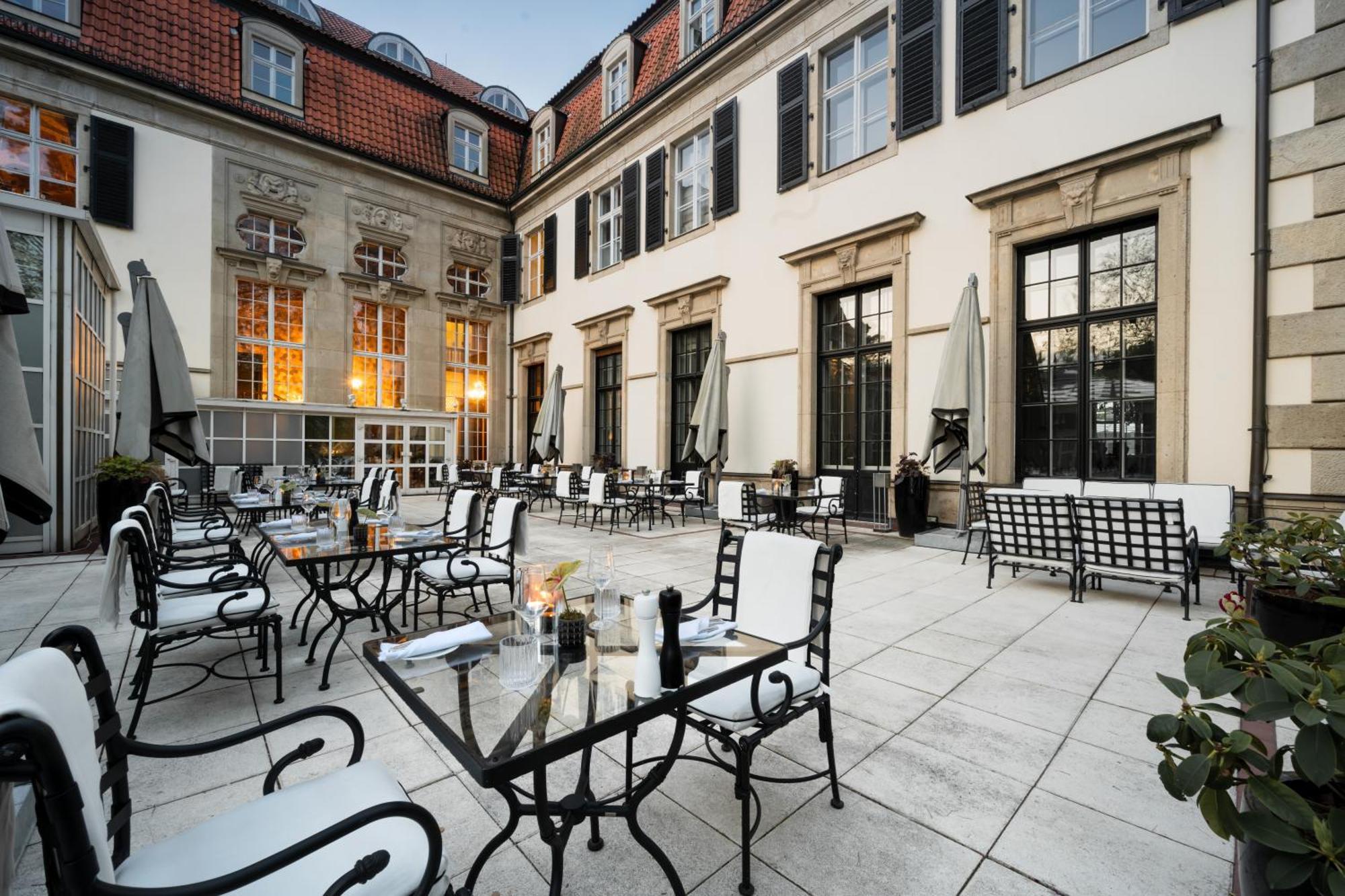 Schlosshotel Berlin Exterior photo The courtyard of the hotel