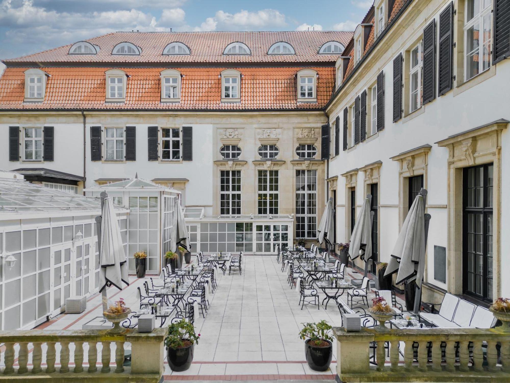 Schlosshotel Berlin Exterior photo The courtyard of the hotel
