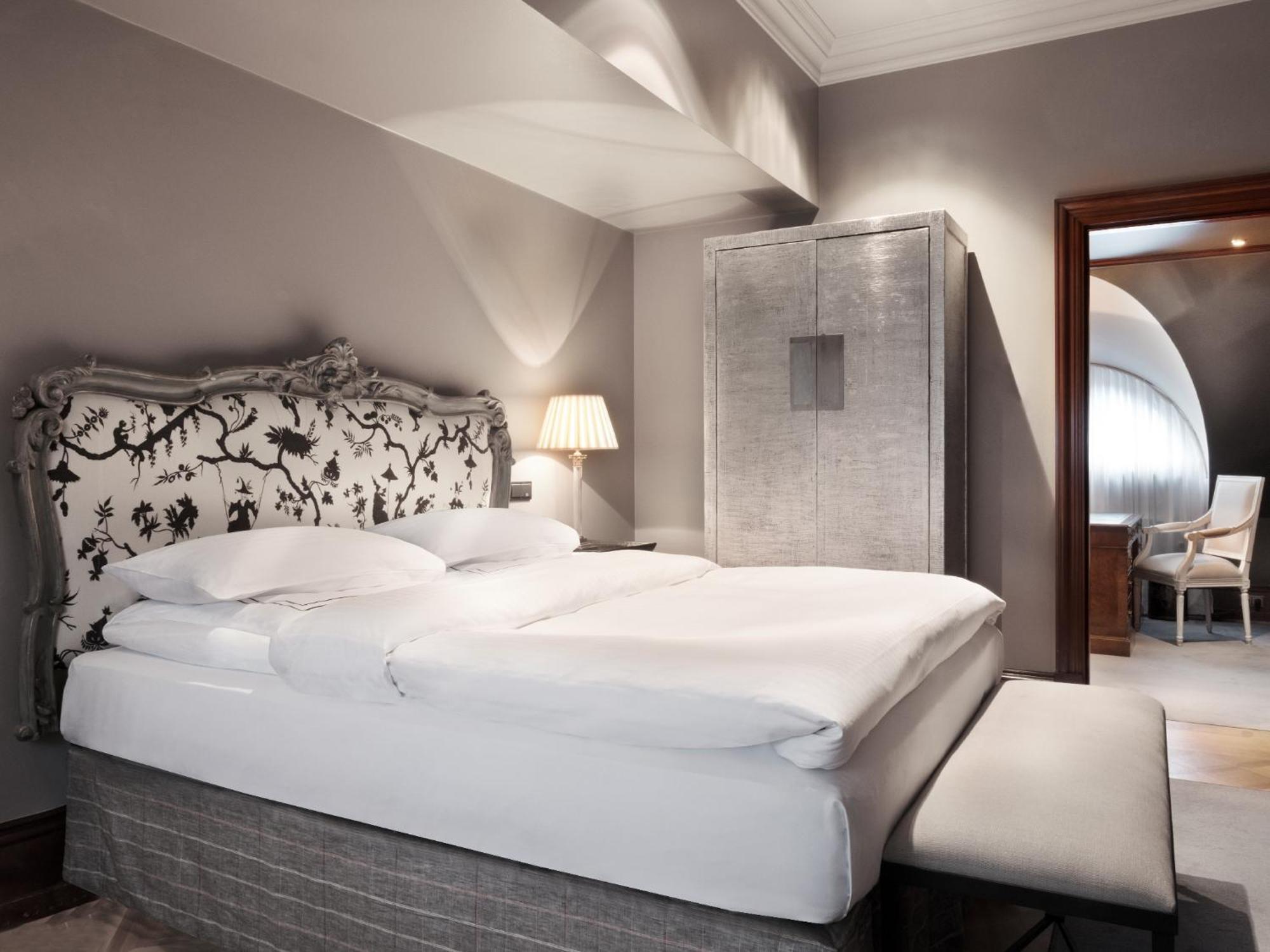 Schlosshotel Berlin Room photo A room at the Mandarin Oriental